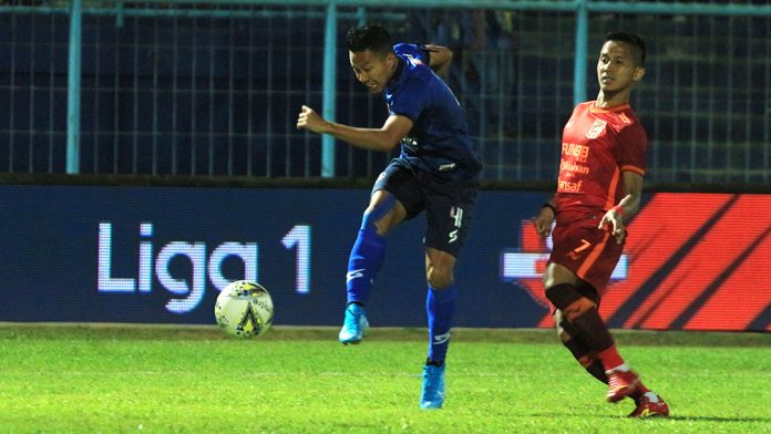 Dendi Santoso ketika melawan Borneo FC