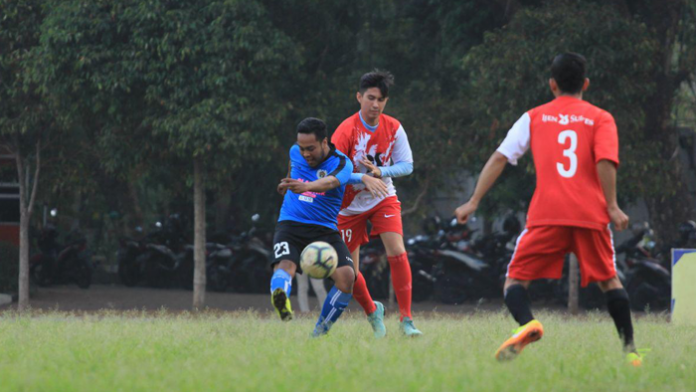Saif Hajarani saat mempertahankan bola dari dua pemain Ijen Suites. (Foto: Dani Kristian)