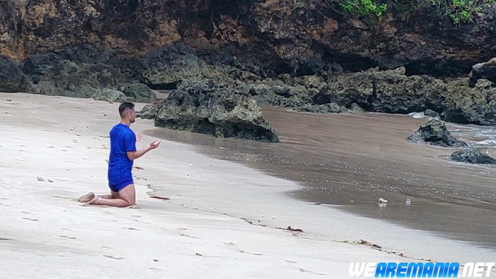 Cara Felipe Americo Panjatkan Doa di Pantai