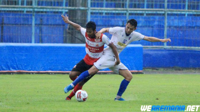 Dihentikan Menit 75, Pelatih Arema dan Madura United Kompak Kecewa