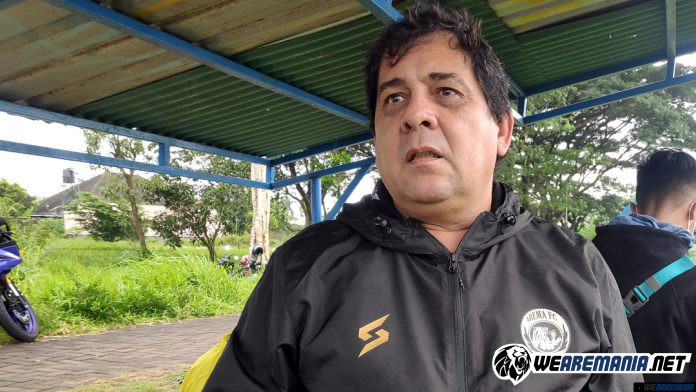 Carlos Oliveira Bikin Arema Hati-hati Mendatangkan Pelatih