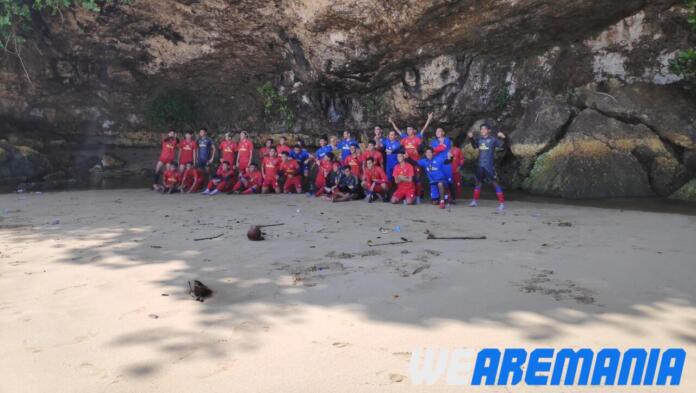 Tampang-tampang Ceria Pemain Arema Jalani Latihan Fisik di Pantai