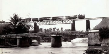 Kereta Malang Stoomtram Maatschappij Saat Melewati Jembatan Kali Lesti Di Turen.