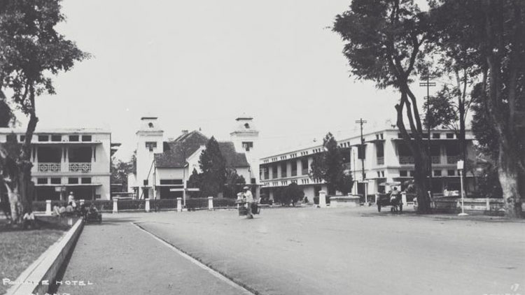 Hotel Pelangi dengan menara kembarnya