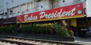 https://kumparan.com/kumparanfood/bakso-malang-president-sensasi-makan-bakso-di-pinggir-rel-kereta-api-1534395576098353441