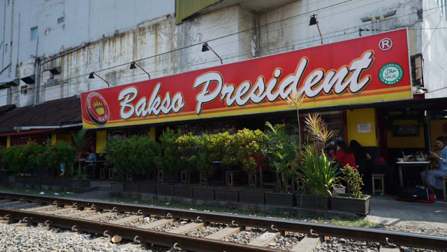 https://kumparan.com/kumparanfood/bakso-malang-president-sensasi-makan-bakso-di-pinggir-rel-kereta-api-1534395576098353441