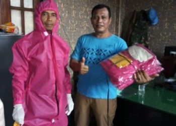 APD Pink untuk Petugas Pemakaman Pasien Covid-19 di Kota Malang