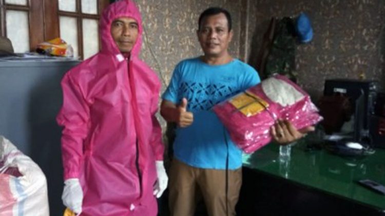 APD Pink untuk Petugas Pemakaman Pasien Covid-19 di Kota Malang