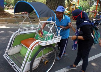 Ikut Lawan Corona, Pewarta Kodew Malang Bagikan Bantuan kepada Tukang Becak