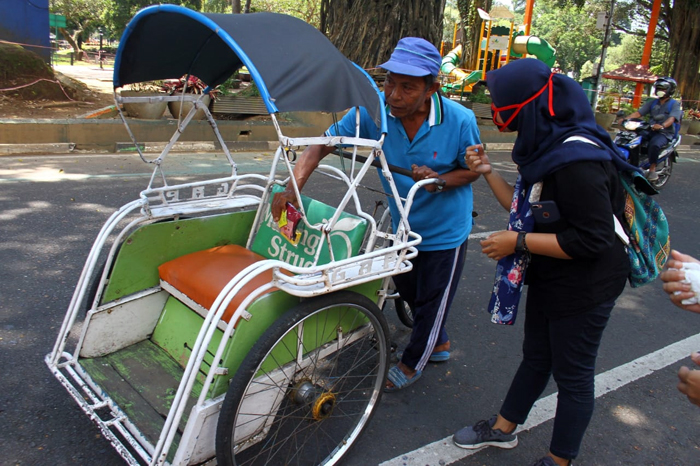 Ikut Lawan Corona, Pewarta Kodew Malang Bagikan Bantuan kepada Tukang Becak