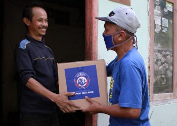 Arema Bagikan Sembako dalam Gerakan Bhakti untuk Arek Malang