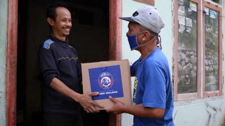 Arema Bagikan Sembako dalam Gerakan Bhakti untuk Arek Malang