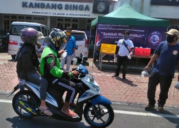 Aksi Arema Sedekah Nasi Bungkus untuk Pekerja Jalanan Terdampak Covid-19