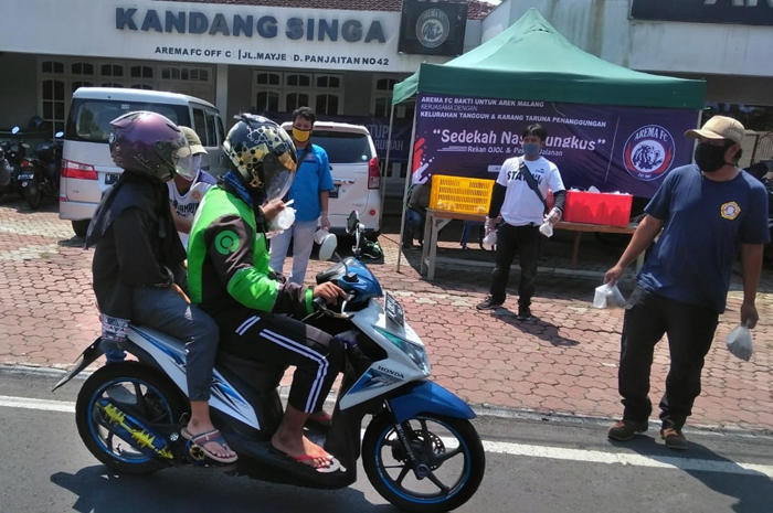 Aksi Arema Sedekah Nasi Bungkus untuk Pekerja Jalanan Terdampak Covid-19