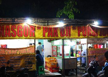 http://www.ikutilangkahkaki.com/2017/01/nasi-goreng-jumbo-pak-dji-jangan-kaget.html