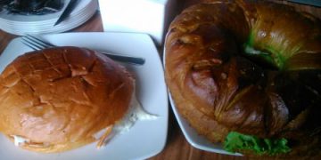 https://ksmtour.com/wisata-kuliner/kuliner-malang/burger-buto-malang-ukurannya-unik-danrasanya-mantap.html