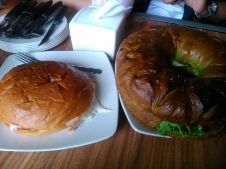 https://ksmtour.com/wisata-kuliner/kuliner-malang/burger-buto-malang-ukurannya-unik-danrasanya-mantap.html