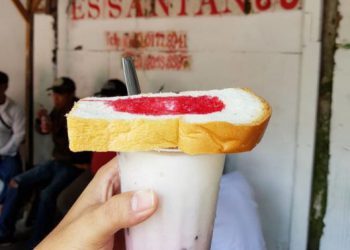 https://www.qupas.id/daily/5-kuliner-di-malang-yang-menyajikan-segelas-es-dengan-roti-utuh-bikin-kenyang-seharian