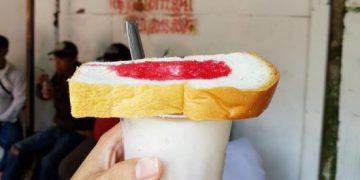 https://www.qupas.id/daily/5-kuliner-di-malang-yang-menyajikan-segelas-es-dengan-roti-utuh-bikin-kenyang-seharian