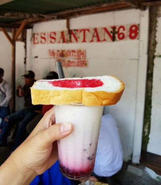 https://www.qupas.id/daily/5-kuliner-di-malang-yang-menyajikan-segelas-es-dengan-roti-utuh-bikin-kenyang-seharian