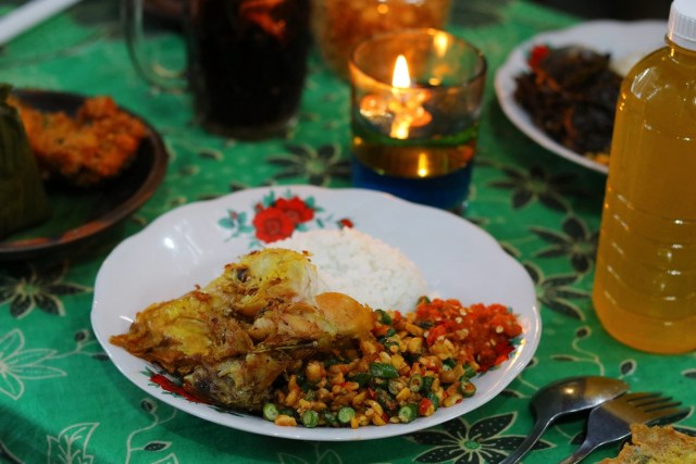 https://kumparan.com/fery-arifian/kamu-pencinta-kuliner-pedas-wajib-coba-sego-sambel-cak-uut-1r40gKCiv7d