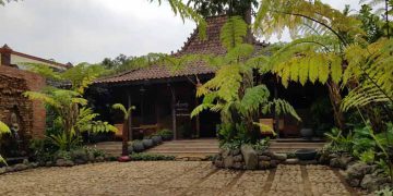 https://www.google.com/url?sa=i&url=https%3A%2F%2Fwanimbambung.blogspot.com%2F2019%2F09%2Fndalem-ratu-singosari-antara-menu-raja.html&psig=AOvVaw2vgmAUKYKb59xyXl6OOzum&ust=1586517319441000&source=images&cd=vfe&ved=0CAMQjB1qFwoTCND_ptub2-gCFQAAAAAdAAAAABAI