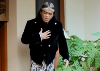 https://www.google.com/url?sa=i&url=https%3A%2F%2Fwww.grid.id%2Fread%2F042136913%2Fdidi-kempot-meninggal-dunia-saat-digilai-gilai-sobat-ambyar-inilah-sosok-sang-istri-yan-vellia-yang-berhasil-gaet-hati-the-godfather-of-broken-heart&psig=AOvVaw3c8c01mOICop6_8_s7y-KC&ust=1588748867707000&source=images&cd=vfe&ved=0CAQQjB1qFwoTCLiKsOuUnOkCFQAAAAAdAAAAABAD