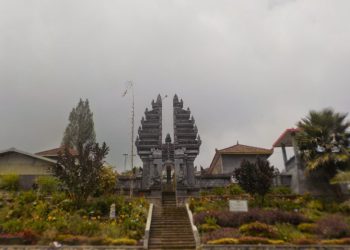 https://www.google.com/url?sa=i&url=https%3A%2F%2Fwww.atiqohhasan.com%2F2014%2F09%2Fwisata-religi-di-pura-giri-arjuno-batu.html&psig=AOvVaw10_bt6KWlW-Bqi1q8NS-N8&ust=1589757059718000&source=images&cd=vfe&ved=0CAMQjB1qFwoTCNCa9r_AuekCFQAAAAAdAAAAABAD