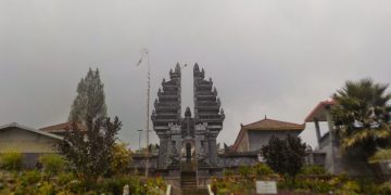 https://www.google.com/url?sa=i&url=https%3A%2F%2Fwww.atiqohhasan.com%2F2014%2F09%2Fwisata-religi-di-pura-giri-arjuno-batu.html&psig=AOvVaw10_bt6KWlW-Bqi1q8NS-N8&ust=1589757059718000&source=images&cd=vfe&ved=0CAMQjB1qFwoTCNCa9r_AuekCFQAAAAAdAAAAABAD