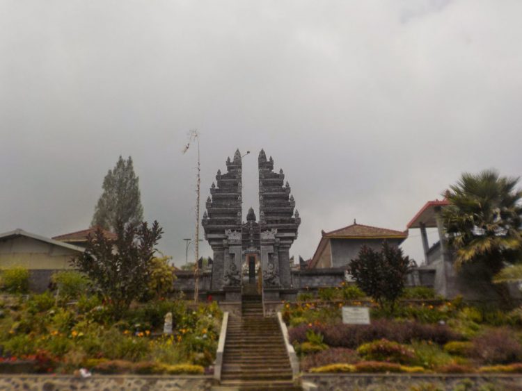 https://www.google.com/url?sa=i&url=https%3A%2F%2Fwww.atiqohhasan.com%2F2014%2F09%2Fwisata-religi-di-pura-giri-arjuno-batu.html&psig=AOvVaw10_bt6KWlW-Bqi1q8NS-N8&ust=1589757059718000&source=images&cd=vfe&ved=0CAMQjB1qFwoTCNCa9r_AuekCFQAAAAAdAAAAABAD