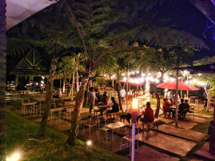 https://celotehdinihari.com/malam-minggu-di-cafe-tepi-sawah-indigo/