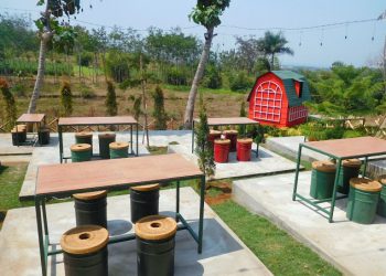 https://www.mesikapw.com/2017/10/lingling-green-barn-eatery-malang.html