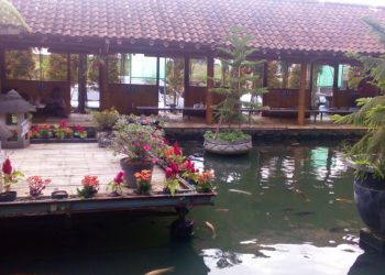 https://www.google.com/url?sa=i&url=https%3A%2F%2Fwww.akulily.com%2Frekreasi-dan-makan-siang-di-lesehan-pring-pethuk-kota-batu%2F&psig=AOvVaw3pqK1mH1DZr8b7r1LyIN48&ust=1594264848025000&source=images&cd=vfe&ved=0CAMQjB1qFwoTCPj-18LZvOoCFQAAAAAdAAAAABAD