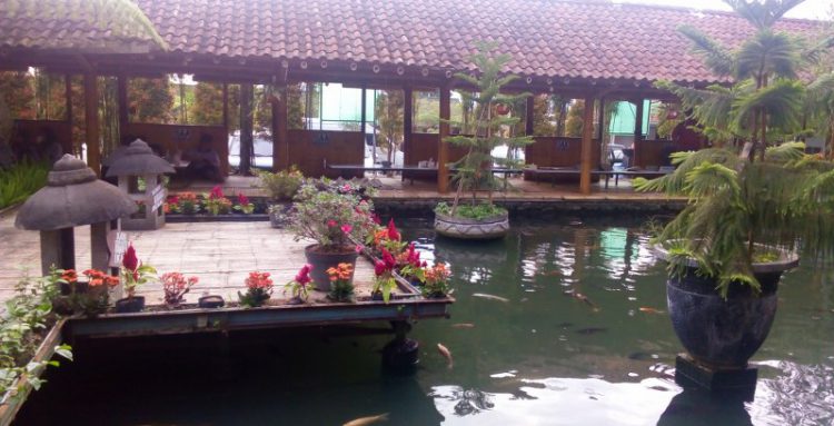 https://www.google.com/url?sa=i&url=https%3A%2F%2Fwww.akulily.com%2Frekreasi-dan-makan-siang-di-lesehan-pring-pethuk-kota-batu%2F&psig=AOvVaw3pqK1mH1DZr8b7r1LyIN48&ust=1594264848025000&source=images&cd=vfe&ved=0CAMQjB1qFwoTCPj-18LZvOoCFQAAAAAdAAAAABAD