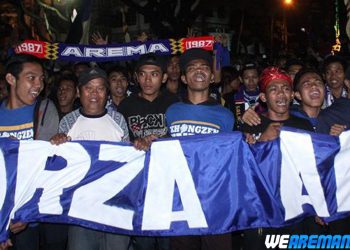 https://www.google.com/url?sa=i&url=https%3A%2F%2Fwww.wearemania.net%2Faremania%2Fcara-aremania-rayakan-hut-arema-ke-33-dari-corteo-hingga-pesta-flare%2F10016&psig=AOvVaw19U2soJq0cliJ3o5IxBLS2&ust=1597193124442000&source=images&cd=vfe&ved=0CAQQjB1qFwoTCIjHl5z2kesCFQAAAAAdAAAAABAD