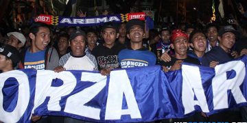 https://www.google.com/url?sa=i&url=https%3A%2F%2Fwww.wearemania.net%2Faremania%2Fcara-aremania-rayakan-hut-arema-ke-33-dari-corteo-hingga-pesta-flare%2F10016&psig=AOvVaw19U2soJq0cliJ3o5IxBLS2&ust=1597193124442000&source=images&cd=vfe&ved=0CAQQjB1qFwoTCIjHl5z2kesCFQAAAAAdAAAAABAD