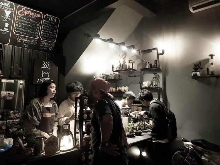 https://www.idntimes.com/food/dining-guide/brahm-1/warung-kopi-di-malang-c1c2/6