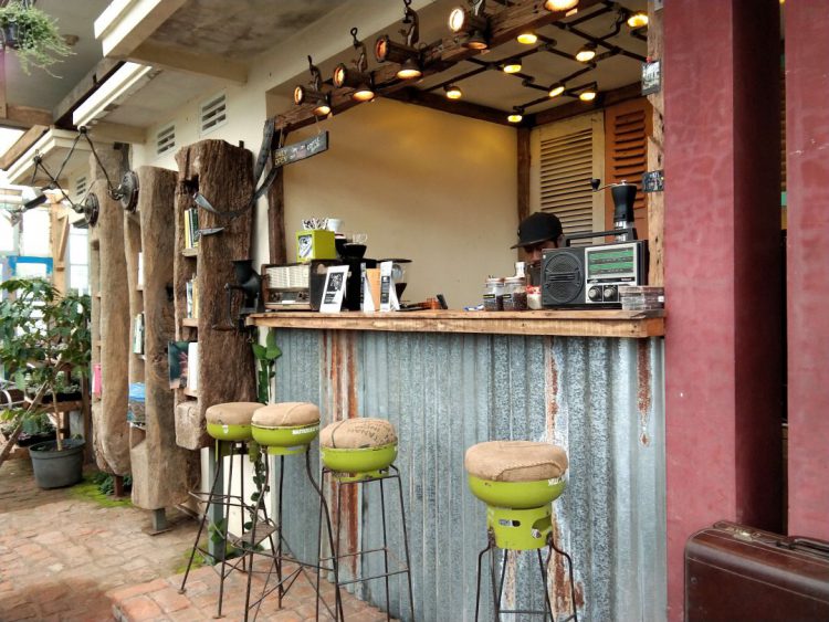 https://travelingyuk.com/bendhung-lepen-jogja/278389/