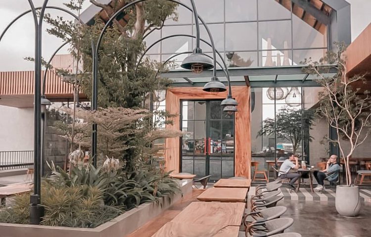 https://www.google.com/url?sa=i&url=https%3A%2F%2Fngopi.mobi%2Fsivarajas-secret-garden-malang%2F&psig=AOvVaw1Re7ZfcMyqmy8lWG5t3DTS&ust=1596355311756000&source=images&cd=vfe&ved=0CAMQjB1qFwoTCJj69crE-eoCFQAAAAAdAAAAABAD