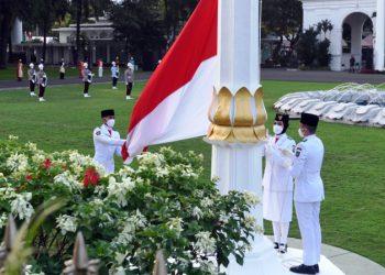 https://www.google.com/url?sa=i&url=https%3A%2F%2Fwartakepri.co.id%2F2020%2F08%2F17%2Ftiga-anggota-paskibraka-2020-tim-merauke-sukses-turunkan-bendera-merah-putih%2F&psig=AOvVaw0GJCZglWmj29PUlQSNPW2B&ust=1597798746523000&source=images&cd=vfe&ved=0CAQQjB1qFwoTCPCyzt_Fo-sCFQAAAAAdAAAAABAK