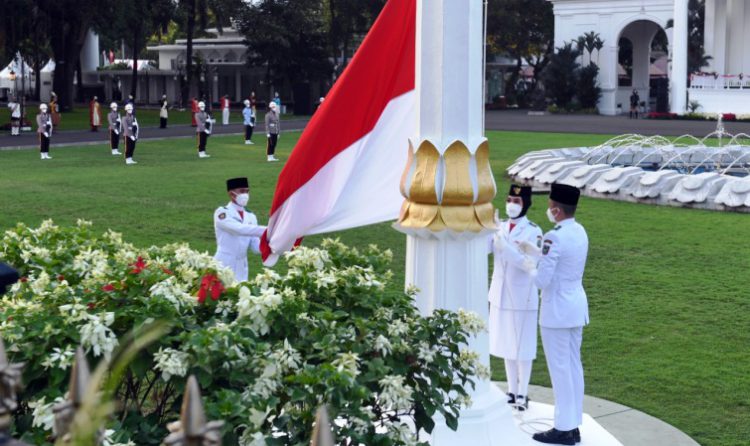 https://www.google.com/url?sa=i&url=https%3A%2F%2Fwartakepri.co.id%2F2020%2F08%2F17%2Ftiga-anggota-paskibraka-2020-tim-merauke-sukses-turunkan-bendera-merah-putih%2F&psig=AOvVaw0GJCZglWmj29PUlQSNPW2B&ust=1597798746523000&source=images&cd=vfe&ved=0CAQQjB1qFwoTCPCyzt_Fo-sCFQAAAAAdAAAAABAK
