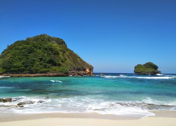 https://www.google.com/url?sa=i&url=https%3A%2F%2Fwww.tripadvisor.co.id%2FShowUserReviews-g297710-d4367540-r376949235-Goa_Cina_Beach-Malang_East_Java_Java.html&psig=AOvVaw1fgvcQ2Wq8Iwb0dZnJ3j6n&ust=1596329421560000&source=images&cd=vfe&ved=0CAMQjB1qFwoTCIjO4JLk-OoCFQAAAAAdAAAAABAd