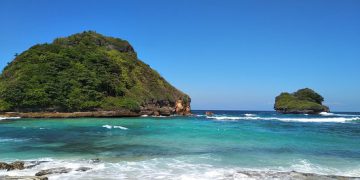 https://www.google.com/url?sa=i&url=https%3A%2F%2Fwww.tripadvisor.co.id%2FShowUserReviews-g297710-d4367540-r376949235-Goa_Cina_Beach-Malang_East_Java_Java.html&psig=AOvVaw1fgvcQ2Wq8Iwb0dZnJ3j6n&ust=1596329421560000&source=images&cd=vfe&ved=0CAMQjB1qFwoTCIjO4JLk-OoCFQAAAAAdAAAAABAd