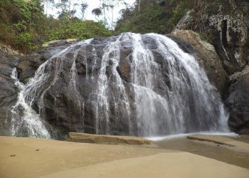 https://travel.detik.com/dtravelers_stories/u-4252882/banyu-anjlok-wisata-air-terjun-sekaligus-pantai