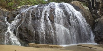 https://travel.detik.com/dtravelers_stories/u-4252882/banyu-anjlok-wisata-air-terjun-sekaligus-pantai