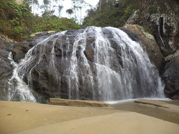 https://travel.detik.com/dtravelers_stories/u-4252882/banyu-anjlok-wisata-air-terjun-sekaligus-pantai