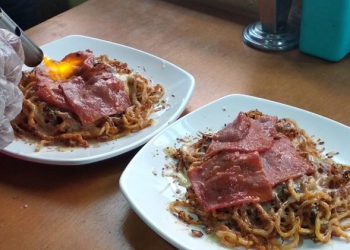 https://www.google.com/url?sa=i&url=https%3A%2F%2Fwww.jawapos.com%2Fjpg-today%2F03%2F02%2F2019%2Fmencicipi-mie-goreng-bakar-berlumur-keju-kota-malang%2F&psig=AOvVaw3N98EinmTrp2NkAgfxWk5q&ust=1597308669259000&source=images&cd=vfe&ved=0CAMQjB1qFwoTCKDs0NmklesCFQAAAAAdAAAAABAD