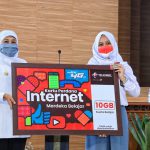 Khofifah Menyerahkan Bantuan Kuota Internet