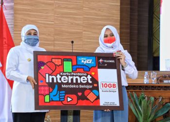 Khofifah Menyerahkan Bantuan Kuota Internet