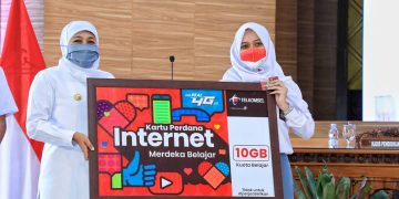 Khofifah Menyerahkan Bantuan Kuota Internet